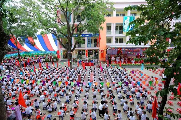  Học sinh lớp 1 được chào đón trong ngày khai giảng năm học 2026-2027, với sự đồng hành của chính quyền địa phương và tập thể giáo viên, cán bộ Trường Tiểu học Yên Viên.