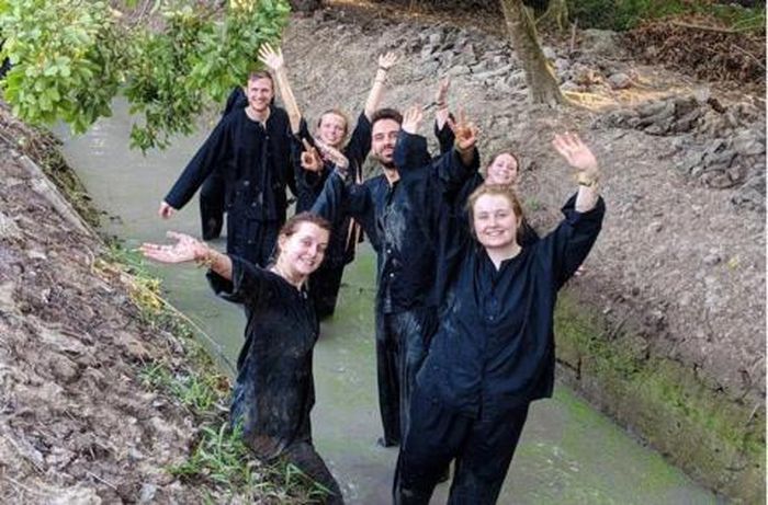 Khách du lịch thích thú trải nghiệm tour lội sông bắt cá
