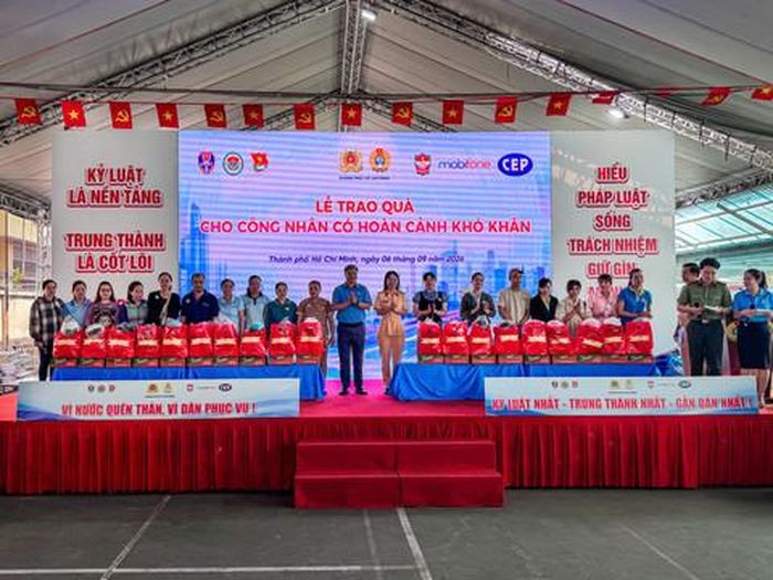 Trao tặng những phần quà nghĩa tình đến với các trường hợp có hoàn cảnh khó khăn