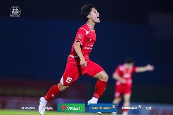 Quốc Cường ghi bàn nâng tỉ số lên 2-0 cho Đội Công an TPHCM