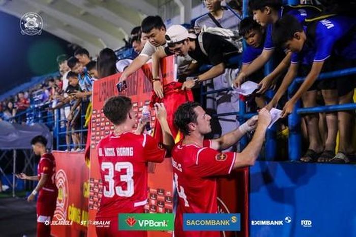 Cầu thủ Công an TPHCM trong vòng tay tin yêu của người hâm mộ Ảnh: FB CLB bóng đá Công an TPHCM