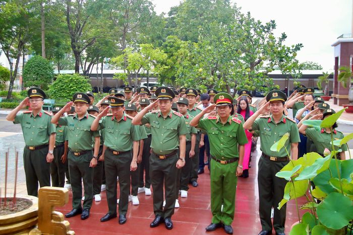 Ban Giám đốc Công an TPHCM, lãnh đạo nhà trường cùng các em học sinh dâng hương nữ Anh hùng LLVTND Võ Thị Sáu