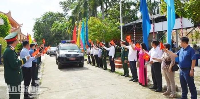 Cán bộ, Nhân dân tiễn Đội K92, K93 của Quân khu 9 lên đường thực hiện nhiệm vụ tại Campuchia