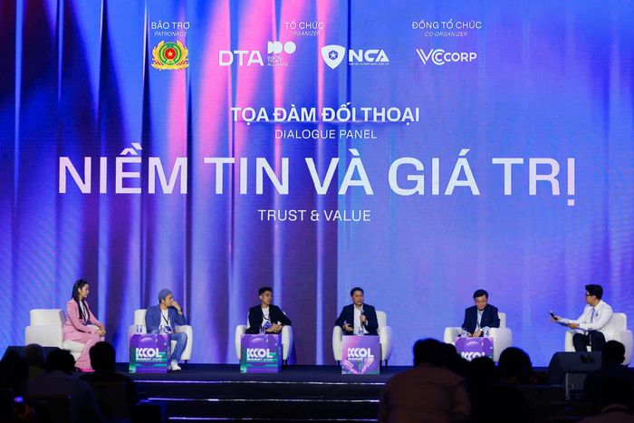 Các khách mời cùng trao đổi về cách người có ảnh hưởng xây dựng niềm tin, chuyển hóa sức ảnh hưởng thành giá trị tích cực