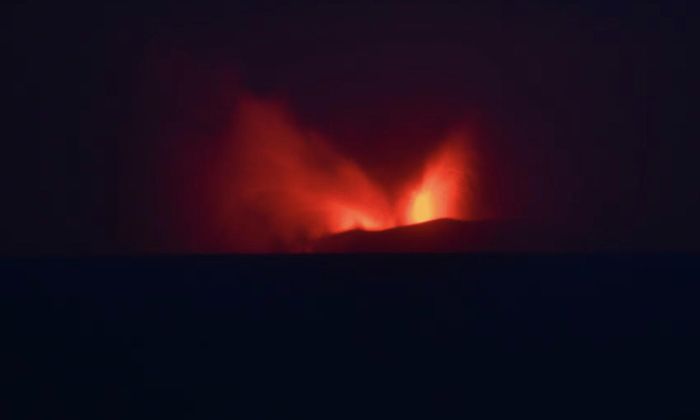 Núi lửa Anak Krakatau hoạt động - Ảnh: Reuters