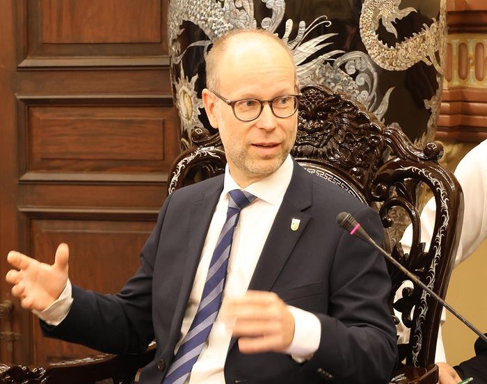 Phó Thị trưởng Leipzig Clemens Schülke phát biểu