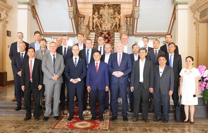 Các đại biểu tham dự buổi tiếp khách chụp ảnh lưu niệm