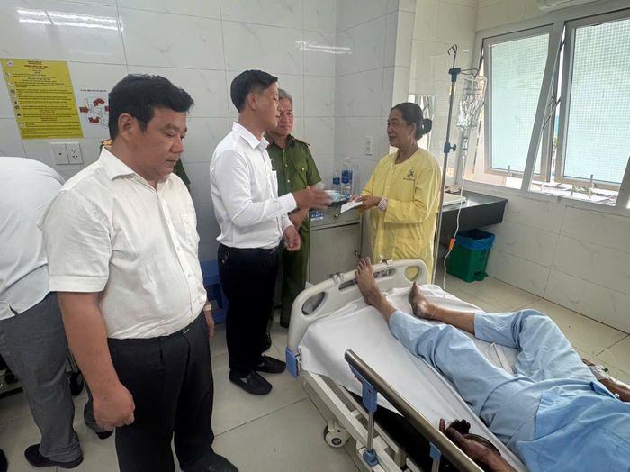 Trao tiền và quà hỗ trợ cho thân nhân các nạn nhân vụ hoả hoạn