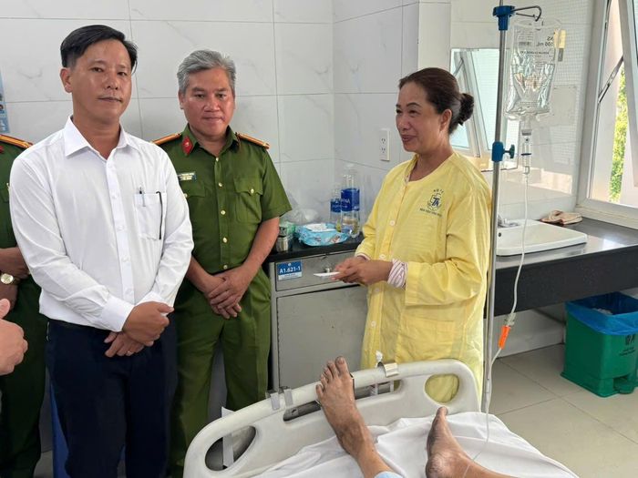 Đoàn công tác P.Tân Sơn Nhì thăm hỏi, động viên các nạn nhân trong vụ hoả hoạn tại khánh sạn Thuỳ Dung