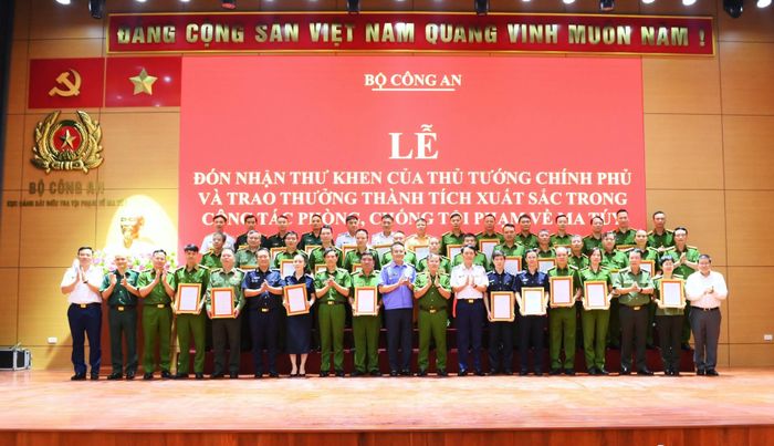  Thứ trưởng Nguyễn Văn Long trao thưởng đột xuất của Bộ Công an cho 55 tập thể có thành tích trong đấu tranh 02 chuyên án.