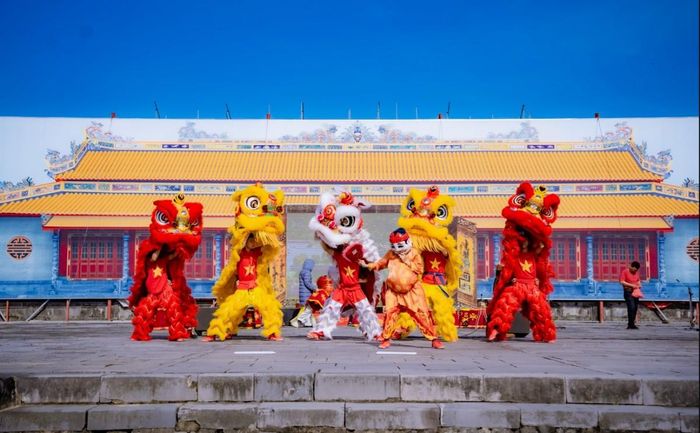 Tiết mục múa Lân trong Đại Nội Huế
