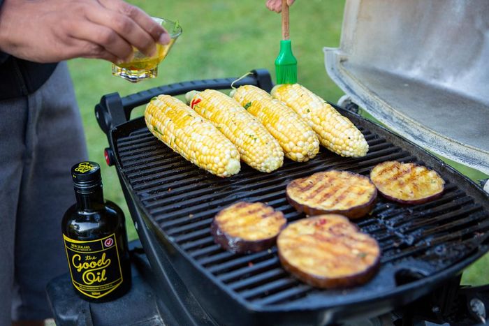 Người Mỹ thường ăn ngô trong các bữa tiệc BBQ hoặc cho vào salad, chế biến súp. (Ảnh: The Good Oil)