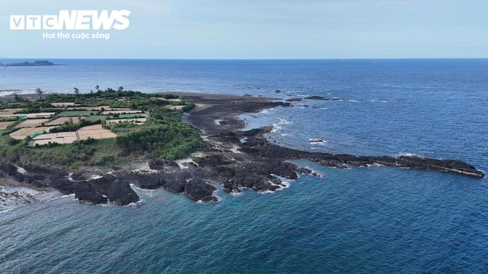 Nằm cách trung tâm Quảng Ngãi tầm 35km về phía Bắc, Gành Yến (xã Vạn Tường) từ lâu đã được ví như một viên ngọc thô đầy mê hoặc. Nơi đây sở hữu những vách đá trầm tích núi lửa hàng triệu năm tuổi xếp chồng kỳ vĩ khiến du khách không khỏi trầm trồ.
