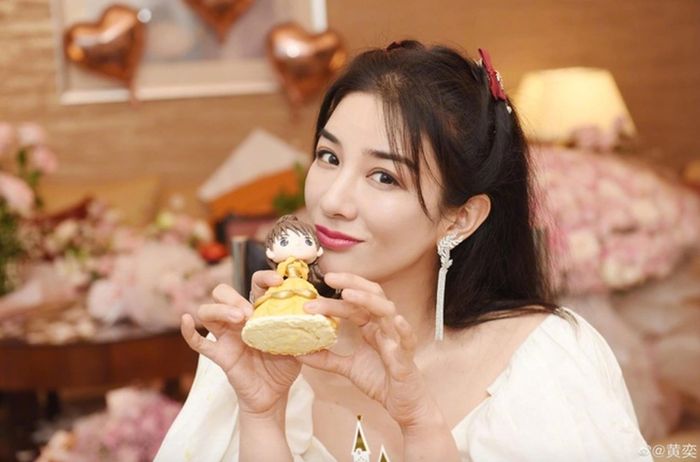 Nữ diễn viên phải “ở ẩn” một thời gian vì ồn ào đời tư.