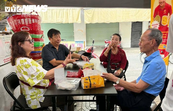 Khách hàng thưởng thức sầu riêng ngay tại cửa hàng.