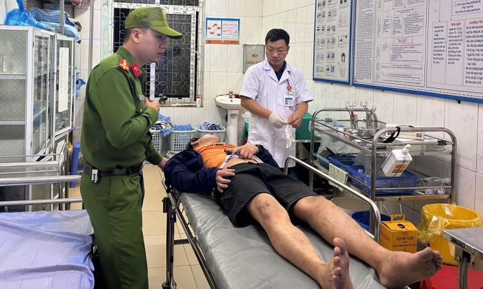 Anh Ngọc được lực lượng chức năng đưa đến cơ sở y tế để cấp cứu. (Ảnh: CACC)