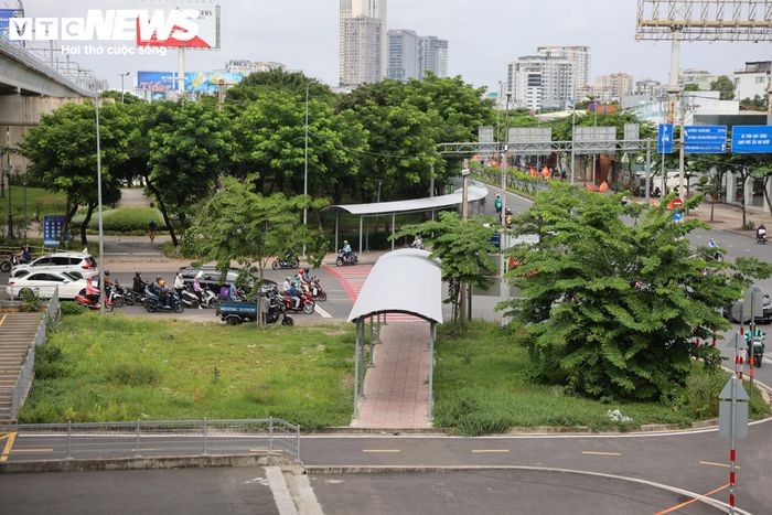 Công trình được bố trí trên hành lang đi bộ từ đường Quốc Hương, phía gần cầu Sài Gòn. Hai đoạn mái che dài khoảng 20 m và hơn 100 m được lợp tôn, nằm trên vỉa hè đường Quốc Hương, gần khu vực công viên ở cầu Sài Gòn.