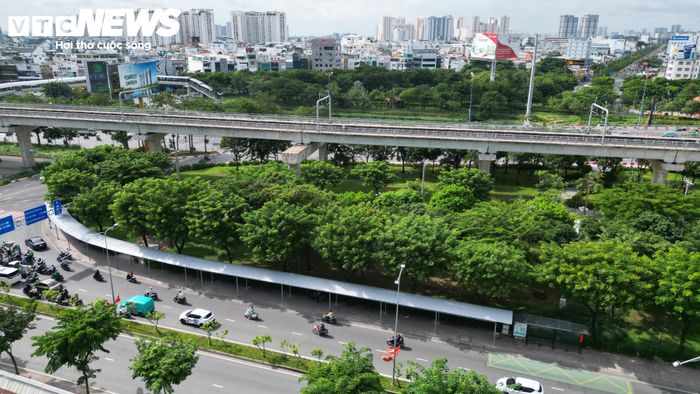 Cách ga Bến Thành khoảng 10 km, hệ thống mái che tại ga Thảo Điền được thi công hoàn thành cuối tháng 7, là điểm đầu tiên trong 14 nhà ga của tuyến metro Bến Thành - Suối Tiên được lắp hạng mục này.