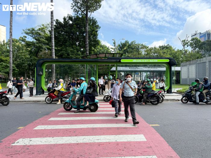 Thiết kế khép kín giúp hành khách từ ga ngầm lên khu vực đón xe buýt thuận tiện hơn, hạn chế ảnh hưởng của thời tiết. Nhà chờ sử dụng màu xanh lá làm chủ đạo, đồng bộ với hệ thống mái che. Mặt lưng bằng kính, ghế ngồi rộng và màn hình chỉ dẫn hướng tuyến xe buýt được bố trí bên trong.