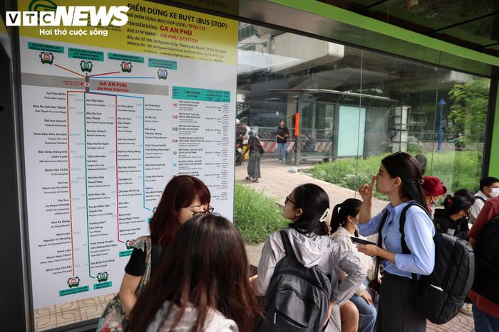 Chị Nguyễn Hà My, quê Nghệ An, lần đầu trải nghiệm tuyến metro tại TP.HCM, cho biết việc lắp mái che tạo thuận tiện cho hành khách, đồng thời có thiết kế hiện đại, hài hòa với cảnh quan. “TP.HCM đúng là thành phố hiện đại văn minh và nghĩa tình. Xe buýt thì đi miễn phí, đi Metro từ có mái che từ nhà metro ra đến trạm xe buýt người dân không phải lo trời nắng mưa”, chị My nói.