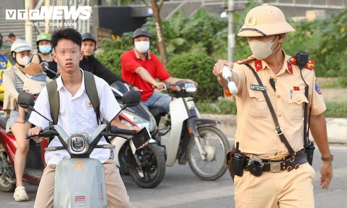 CSGT phát hiện nam sinh lái xe đạp điện không đội mũ bảo hiểm.