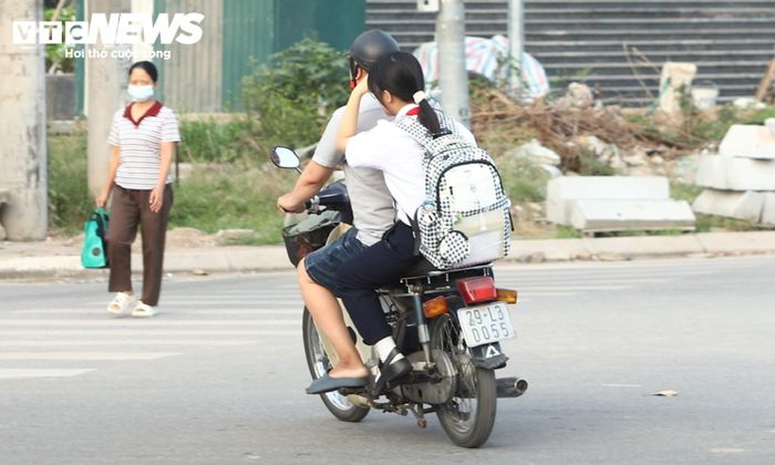 Lực lượng CSGT Hà Nội tăng cường kiểm tra, xử lý vi phạm giao thông tại các khu vực trường học, đồng thời phối hợp với nhà trường để chấn chỉnh ý thức tham giao giao thông của học sinh.
