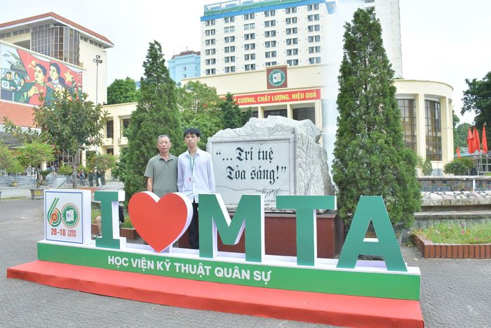 Tân sinh viên Phí Quang Triết, thủ khoa đầu vào hệ dân sự Học viện Kỹ thuật Quân sự năm 2026.