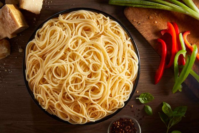 Mỳ Ý làm từ bột lúa mỳ cứng nên luộc xong vẫn giữ được dáng sợi. (Ảnh: ShutterStock)