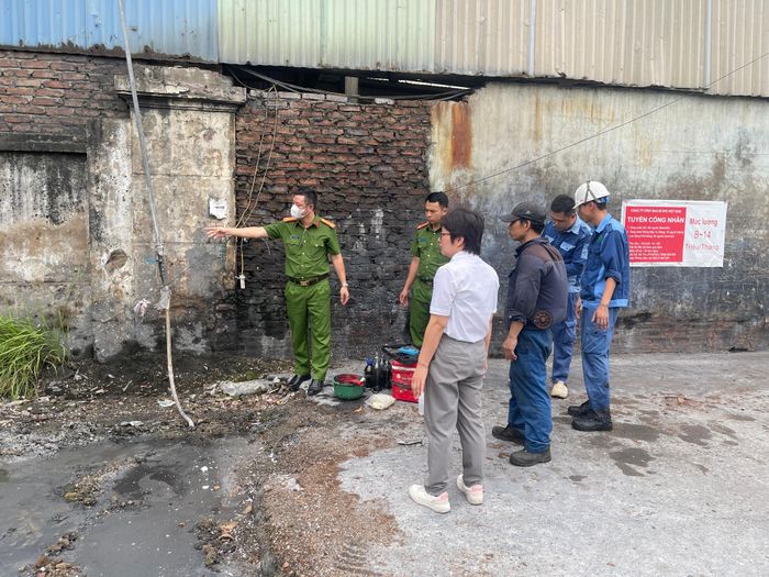 Tổ công tác tiến hành kiểm tra, lấy mẫu tại cơ sở được phản ánh vi phạm xả thải. (Ảnh: Công an Hưng Yên)