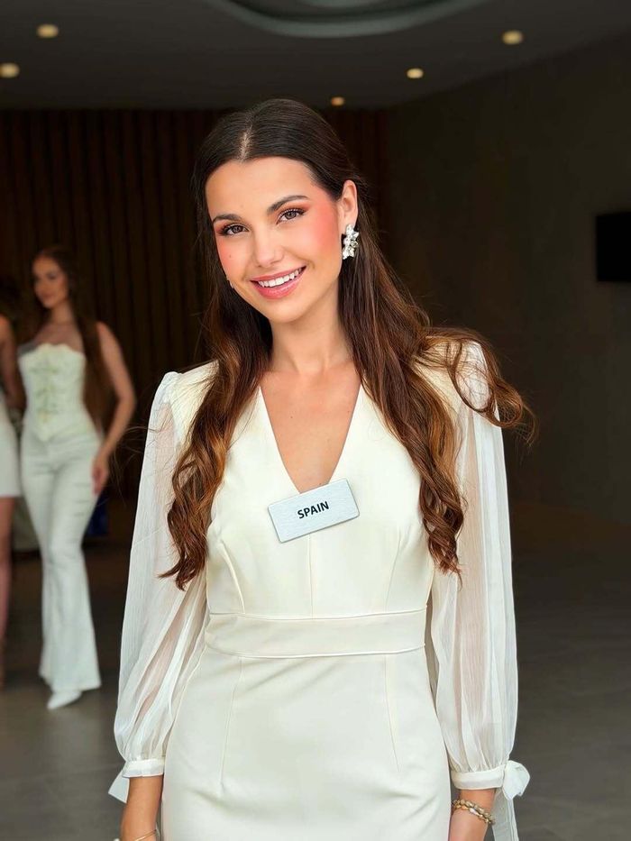 Á hậu 1 Elisabeth Reynés đến từ Mallorca, quần đảo Balearic, Tây Ban Nha. Người đẹp 22 tuổi sở hữu phong cách đời thường thiên về sự trẻ trung, nữ tính và giàu màu sắc cá nhân.