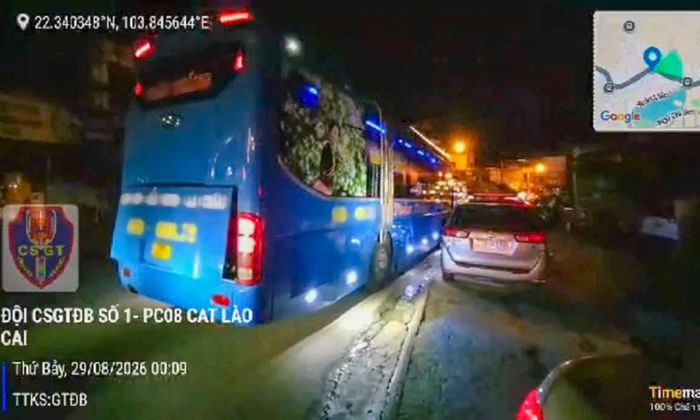 Xe khách do tài xế T. cầm lái chở 55 người trên xe 42 chỗ. (Ảnh: Phòng CSGT Công an tỉnh Lào Cai)