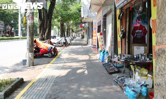 Lực lượng chức năng cũng lập biên bản xử lý vi phạm hành chính 21 trường hợp, xử phạt 34,7 triệu đồng, yêu cầu khắc phục ngay các hành vi vi phạm tại một số tuyến phố trung tâm.