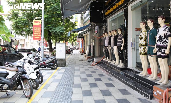 Theo ghi nhận của phóng viên Báo Điện tử VTC News, trên tuyến đường Trần Thành Ngọ, lực lượng chức năng đã tuyên truyền, hướng dẫn chủ các cơ sở kinh doanh, dịch vụ, các hộ dân ký cam kết, chấp hành nghiêm việc sử dụng vỉa hè đúng quy định; không bày bán hàng hóa, để xe chiếm vỉa hè, tạo đường hè thông thoáng cho người đi bộ, đảm bảo mĩ quan đô thị.