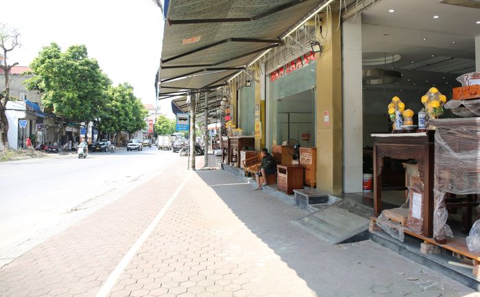 Trên tuyến đường Trần Nhân Tông, Trường Chinh, hai bên đường với hàng trăm cửa hàng kinh doanh đồ nội thất, đồ thờ trước đây từng bày tràn lan ra vỉa hè, nay các hộ kinh doanh chủ động sắp xếp hàng hóa vào trong cửa hàng, trả lại vỉa hè quang đãng.