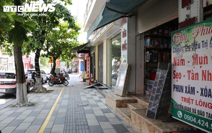 Vỉa hè đều được lực lượng chức năng kẻ vạch sơn phân định phần đường để xe máy, xe đạp; các biển quảng cáo, hàng hóa đều được các chủ hộ kinh doanh để đúng nơi quy định, không còn tình trạng để tràn lan chiếm vỉa hè như trước đây.
