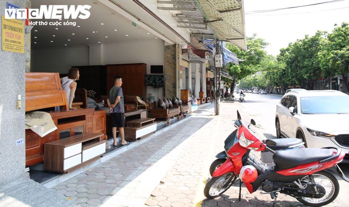 UBND phường tổ chức hội nghị triển khai tới các phòng, đơn vị, tổ dân phố; tổ chức hội nghị đối thoại với các hộ kinh doanh; thành lập 2 Tổ công tác liên ngành; tổ chức tuyên truyền trực tiếp đến từng hộ dân; yêu cầu các hộ ký cam kết thực hiện nghiêm các quy định về trật tự công cộng, trật tự đường hè, hành lang an toàn giao thông và vệ sinh môi trường.