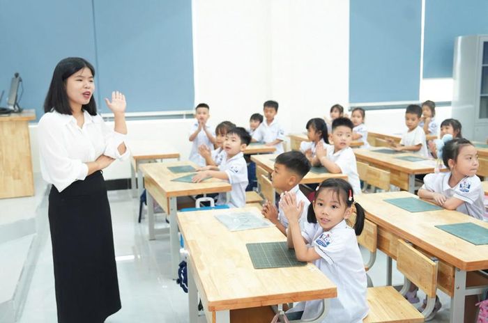 Học sinh lớp 1 Trường Tiểu học Quang Minh, xã Quang Minh, Hà Nội trong ngày làm quen đầu năm học 2026 - 2027. Ảnh: Phạm Hùng