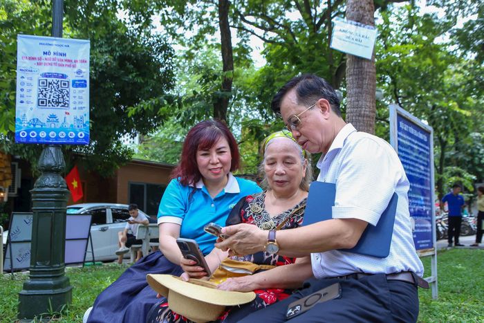 Người dân phường Ngọc Hà trao đổi thông tin, tăng cường tương tác và khai thác các tiện ích số phục vụ đời sống. Ảnh: Duy Khánh