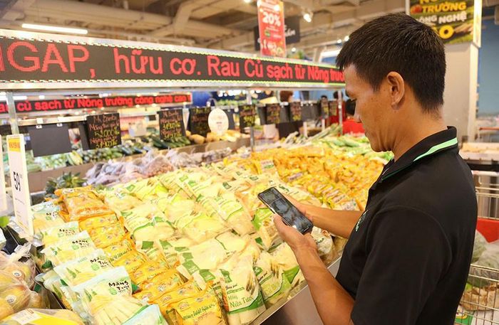Người tiêu dùng truy xuất nguồn gốc nông sản tại siêu thị Winmart (phường Cầu Giấy). Ảnh: Nguyễn Quang