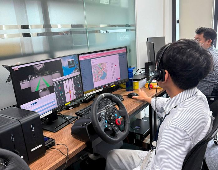 Đội ngũ của Phenikaa - X nghiên cứu thử nghiệm mô hình xe tự hành. Ảnh: T.H