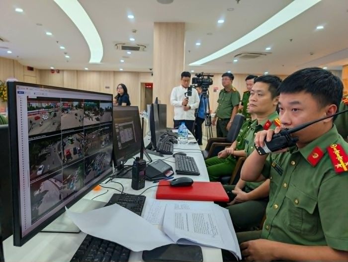 Cán bộ, chiến sĩ Công an thành phố đều thành thạo sử dụng ứng dụng Hanoi Smart Police. Ảnh: Bảo Hân