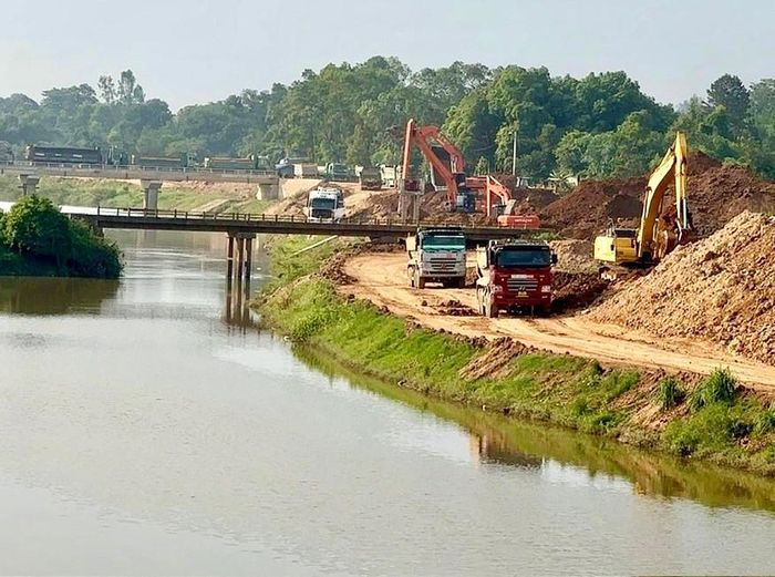 Nhân lực, phương tiện được huy động để thực hiện dự án. Ảnh: Tùng Nguyễn