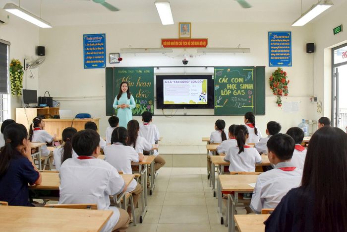 Cô và trò Trường THCS chất lượng cao Trưng Vương (xã Quang Minh) thi đua dạy tốt, học tốt ngay từ những ngày đầu năm học. Ảnh: Thảo Phạm