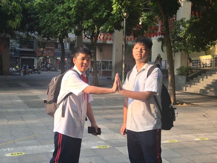 Trần Nhật Anh cùng bạn quyết tâm học tập, rèn luyện tốt trong năm học mới. Ảnh: Lê Nguyễn