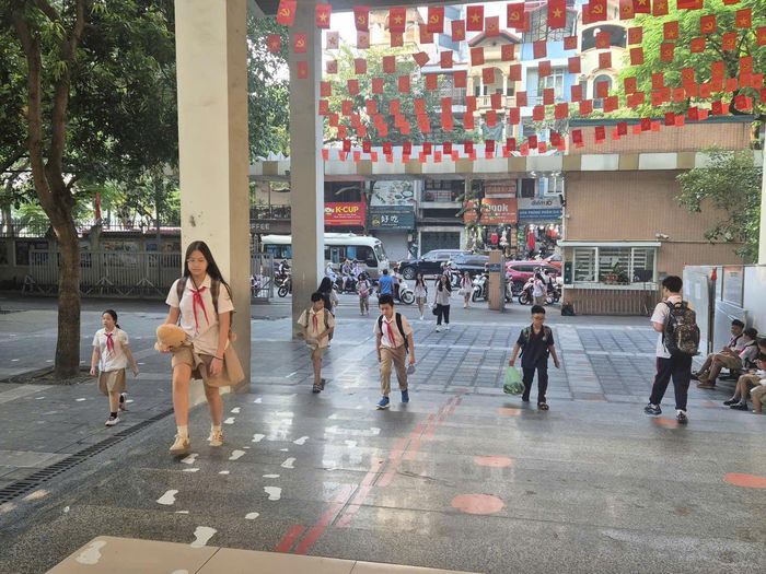 Học sinh Trường THCS Nghĩa Tân (phường Nghĩa Đô) đến trường sáng 7-9. Ảnh: Lê Nguyễn 