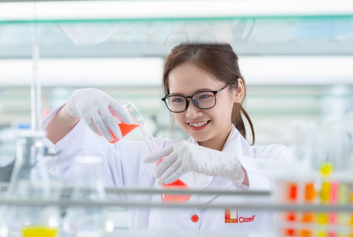 Nghiên cứu khoa học t ại Đại học Bách khoa Hà Nội. Ảnh: PV