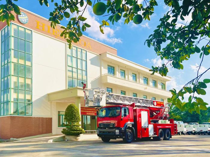 Xe thang chữa cháy 32m do Công ty Hiệp Hòa sản xuất tích hợp hệ thống cơ khí, thủy lực và điều khiển chuyên dụng, hỗ trợ lực lượng chức năng tiếp cận hiện trường nhanh chóng, nâng cao hiệu quả xử lý sự cố. Ảnh: PV