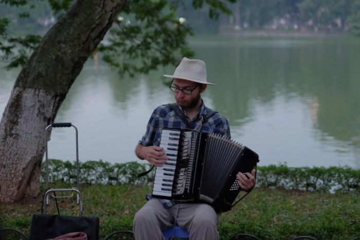 Nhiều nghệ sĩ độc lập đã có những buổi biểu diễn Jazz trên đường phố Hà Nội. Ảnh: M.H