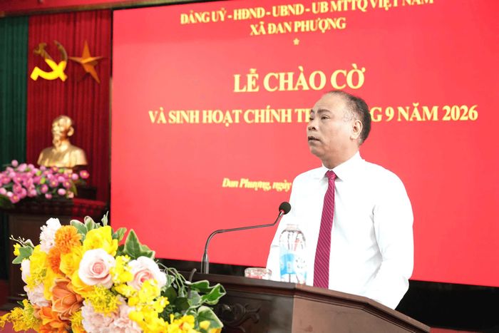 Bí thư Đảng ủy, Chủ tịch HĐND xã Đan Phượng Nguyễn Gia Hiển phát biểu tại buổi sinh hoạt. Ảnh: Ngân Nguyễn