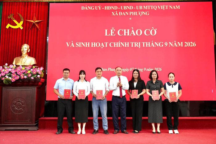 Khen thưởng cho các cá nhân có thành tích xuất sắc trong tháng 8. Ảnh: Ngân Nguyễn